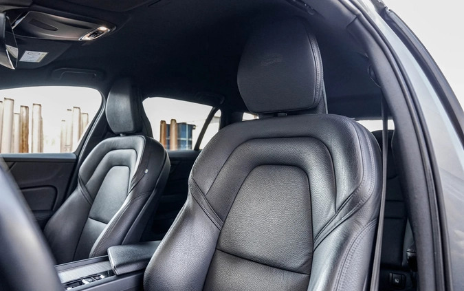 Volvo V60 cena 98900 przebieg: 157000, rok produkcji 2019 z Zalewo małe 781